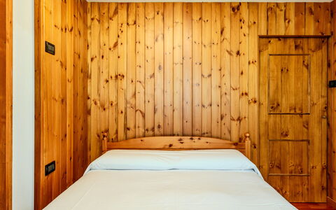 Calvet: Wood, Bedroom, Bed, Interior Design, Flooring, Floor, Bed Sheet, Bedding, Room, Hardwood