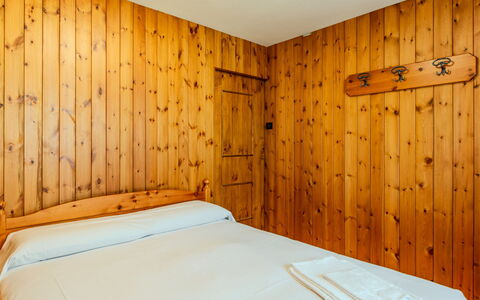 Calvet: Wood, Flooring, Floor, Wood Stain, Bedroom, Hardwood, Bed, Bed Sheet, Room, Plank