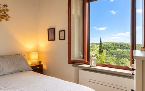La Veduta - la Finestra su Castelfalfi: Interior Design, Wood, Room, Furniture, Bedroom, Bed, Flooring, Floor, Picture Frame, Bed Sheet
