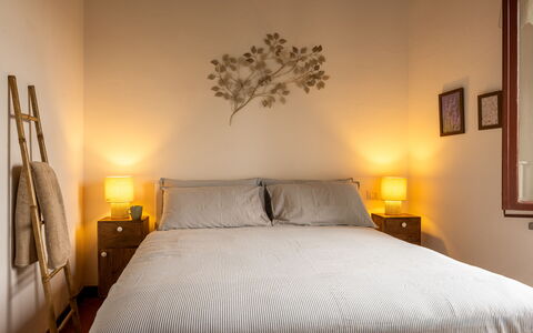 La Veduta - la Finestra su Castelfalfi: Bed, Bedding, Furniture, Bedroom, Bed Sheet, Interior Design, Wall, Linens, Wood, Floor
