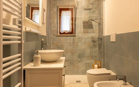 La Veduta - la Finestra su Castelfalfi: Bathroom, Flooring, Bathroom Sink, Plumbing Fixture, Interior Design, Sink, Toilet Seat, Wall, Floor, Toilet