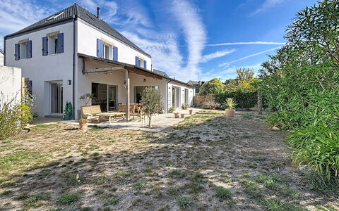 Maison de Saint-Pierre: Architecture, Slope, Cottage, Mountain Range, Log Cabin, Siding, Lumber, Alps, Eco Hotel, Mountain Village