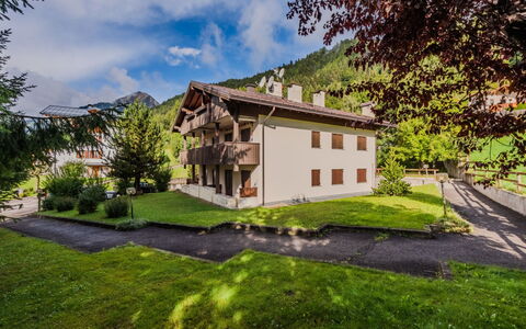 Sole e Neve: Architecture, Slope, Cottage, Mountain Range, Log Cabin, Siding, Lumber, Alps, Eco Hotel, Mountain Village