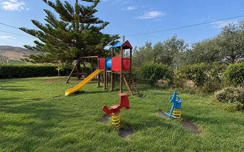 Casa Boungalow: Playground Slide, Outdoor Play Equipment, Leisure, Lawn, Chute, Garden, Park, Playground, Landscaping, Shade