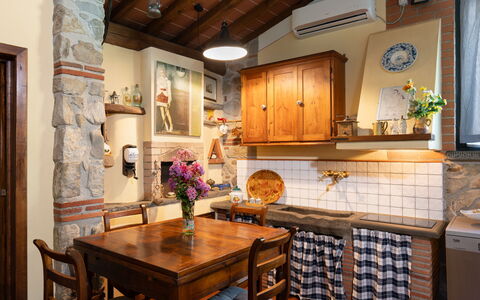 Al Melo: Furniture, Interior Design, Kitchen, Flooring, Wood, Countertop, Ceiling, Table, Floor, Light Fixture