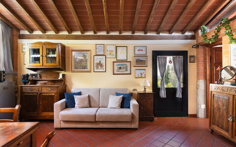 Al Melo: Furniture, Interior Design, Flooring, Floor, Wood, Room, Couch, Ceiling, Living Room, Table