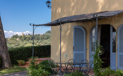 La Certaldina Sole Apartment: Shade, Balcony, Outdoor Structure, Outdoor Furniture, Awning, Chair, Porch, Houseplant, Outdoor Table, Villa