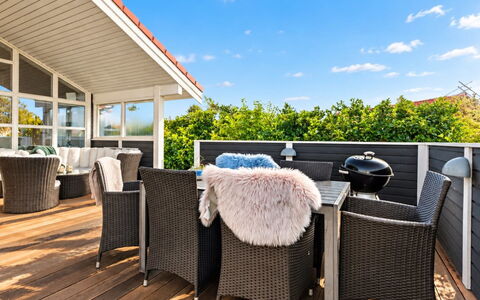 Nelia - 1Km from the Sea: Siding, Home, Roof, House, Residential Area, Cottage, Yard, Shade, Backyard, Lawn