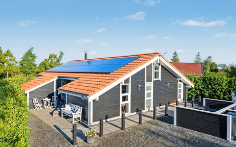 Nelia - 1Km from the Sea: Siding, Home, Roof, House, Residential Area, Cottage, Yard, Shade, Backyard, Lawn