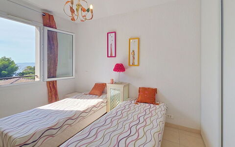 Cap Emeraude: Furniture, Bed, Bedroom, Interior Design, Wall, Floor, Flooring, Wood, Bed Sheet, Bedding