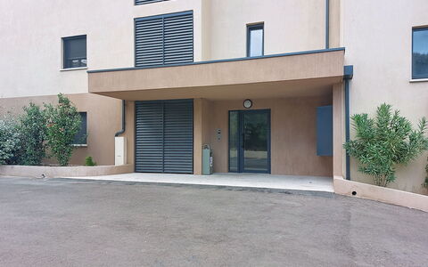 Victoria: Residential Area, Concrete, Shade, Design, Plaster, Balcony, Daylighting, Driveway, Garage