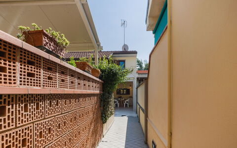 Casa Corallina: Brickwork, Wood Stain, Brick, Balcony, Courtyard, Houseplant, Hacienda, Tile