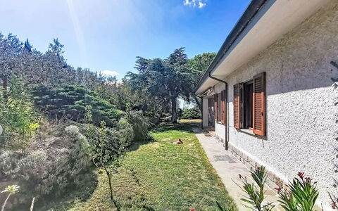 La Villa di Andrea: Shrub, House, Home, Cottage, Garden, Estate, Driveway, Yard, Landscaping, Farmhouse