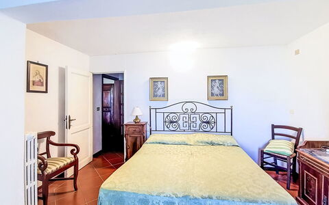 La Villa di Andrea: Bed, Interior Design, Bedroom, Furniture, Flooring, Floor, Bed Sheet, Room, Bedding, Ceiling