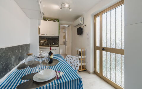 Dimora Little Dream: Wall, Wood, Flooring, Interior Design, Floor, Furniture, Room, Ceiling, Apartment, Kitchen