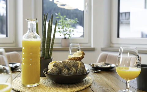 Auffach 609: Food, Tableware, Ingredient, Furniture, Drinkware, Fruit, Serveware