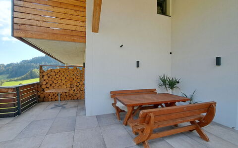 Auffach 609: Wood, Balcony, Hardwood, Wood Stain, Shade, Plank, Siding, Daylighting, Plywood