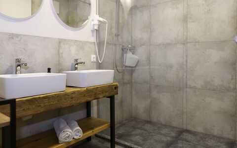Auffach 609: Flooring, Interior Design, Plumbing Fixture, Floor, Lighting, Tap, Bathroom, Bathroom Sink, Sink, Furniture