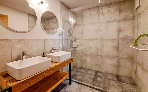 Auffach 609: Flooring, Wall, Floor, Interior Design, Plumbing Fixture, Wood, Bathroom, Bathroom Sink, Lighting, Tap