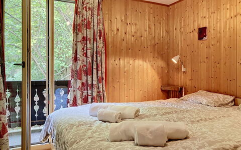 Chalet Scarbo: Bedroom, Bed, Wood, Interior Design, Furniture, Bed Sheet, Floor, Bedding, Flooring, Room