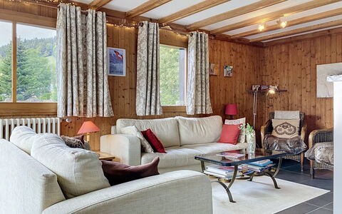 Chalet Scarbo: Furniture, Interior Design, Wood, Flooring, Ceiling, Couch, Floor, Room, Living Room, Lighting