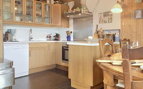 Chalet Scarbo: Furniture, Kitchen, Countertop, Cabinetry, Kitchen Appliance, Flooring, Interior Design, Wood, Floor, Ceiling