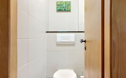 Chalet Scarbo: Wall, Flooring, Bathroom, Toilet Seat, Toilet, Plumbing Fixture, Floor, Interior Design, Plumbing, Room