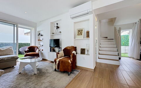 Les Boutons D'Or: Furniture, Interior Design, Flooring, Floor, Wall, Ceiling, Wood, Living Room, Room, Home