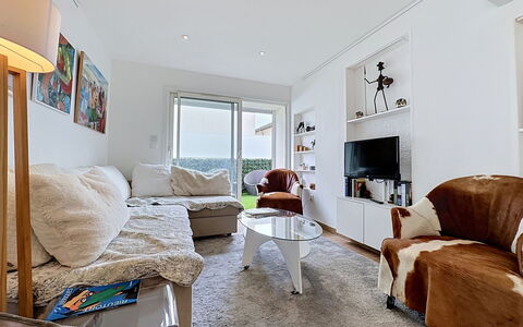 Les Boutons D'Or: Furniture, Interior Design, Couch, Wall, Flooring, Floor, Ceiling, Living Room, Room, Home