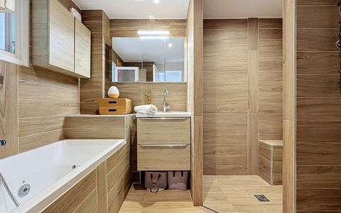 Les Boutons D'Or: Flooring, Interior Design, Floor, Wall, Plumbing Fixture, Wood, Bathroom Cabinet, Bathroom, Sink, Bathroom Sink