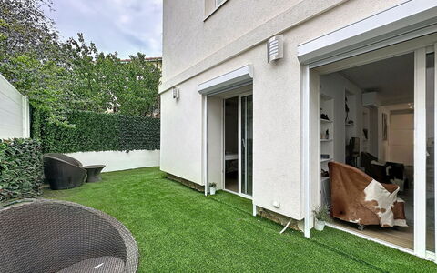 Les Boutons D'Or: Garden, Home, Lawn, Backyard, Yard, Artificial Turf, Landscaping, Courtyard, Balcony, Driveway