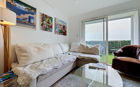 Les Boutons D'Or: Furniture, Interior Design, Couch, Wall, Flooring, Floor, Living Room, Room, Ceiling, Apartment