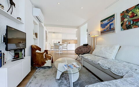 Les Boutons D'Or: Furniture, Interior Design, Couch, Flooring, Floor, Wall, Living Room, Room, Ceiling, Apartment