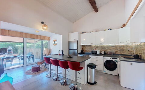 Mini Villa Mare Sole: Interior Design, Furniture, Flooring, Ceiling, Kitchen, Floor, Countertop, Room, Home Appliance, Lighting
