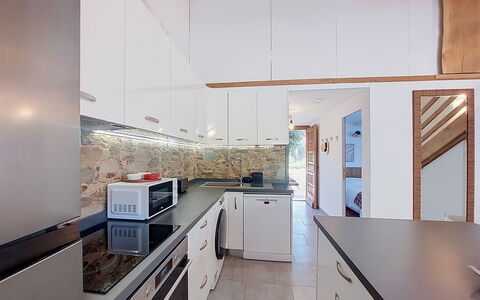 Mini Villa Mare Sole: Kitchen, Countertop, Flooring, Kitchen Appliance, Interior Design, Floor, Major Appliance, Ceiling, Cabinetry, Wood