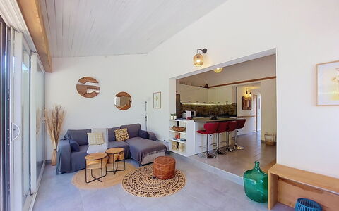 Mini Villa Mare Sole: Furniture, Interior Design, Flooring, Floor, Wall, Couch, Wood, Ceiling, Living Room, Room