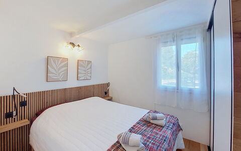 Mini Villa Mare Sole: Furniture, Interior Design, Bed, Flooring, Wall, Floor, Bedroom, Wood, Ceiling, Room