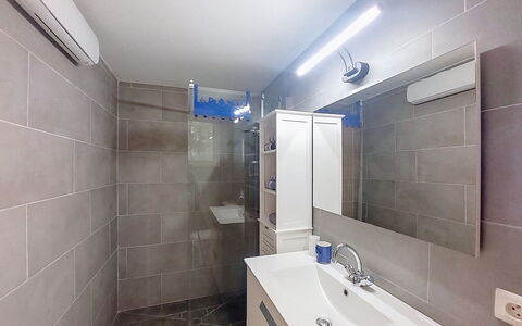 Mini Villa Mare Sole: Flooring, Plumbing Fixture, Floor, Bathroom, Bathroom Sink, Interior Design, Sink, Tap, Bathroom Cabinet, Plumbing