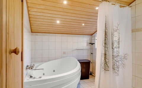 Aarthi - 300M from the Sea: Flooring, Interior Design, Plumbing Fixture, Bathroom, Floor, Bathtub, Wood, Ceiling, Plumbing, Tap