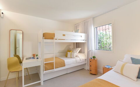 Red Rocks: Bed, Furniture, Bedroom, Interior Design, Bedding, Flooring, Bed Sheet, Floor, Ceiling, Bed Frame