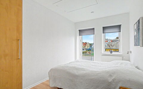 Leefke - 200M from the Sea: Flooring, Floor, Wood, Interior Design, Wood Flooring, Bedroom, Ceiling, Room, Bed, Apartment