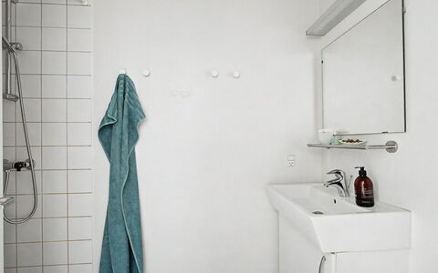 Leefke - 200M from the Sea: Plumbing Fixture, Wall, Bathroom, Flooring, Interior Design, Floor, Plumbing, Tap, Ceiling, Sink