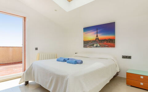 Anchoa: Floor, Wood, Interior Design, Flooring, Ceiling, Room, Bedroom, Apartment, Bed, Wood Flooring