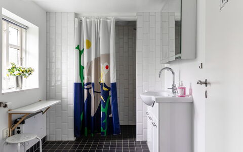 Guttamåla: Wall, Interior Design, Plumbing, Plumbing Fixture, Bathroom, Light Fixture, Tile, Towel, Tap, Paint