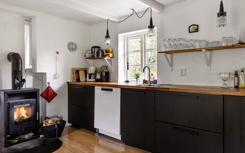 Guttamåla: Kitchen Appliance, Kitchen, Major Appliance, Flooring, Countertop, Wood, Cabinetry, Home Appliance, Interior Design, Furniture