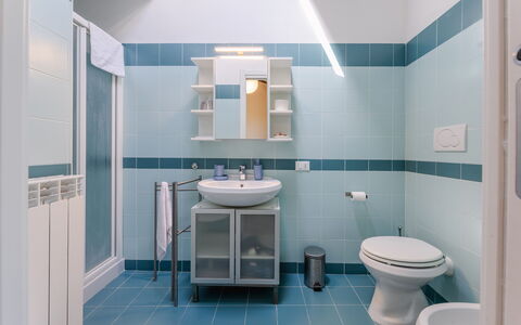 Il Melograno Apartament: Plumbing Fixture, Flooring, Bathroom, Interior Design, Floor, Sink, Toilet, Plumbing, Tile, Tap