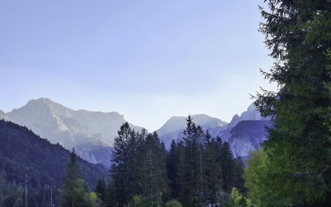 Bergzeit-Stoder: Sky, Mountain, Mountainous Landforms, Green, Tree, Nature, Hill, Grass, Natural Environment, Natural Landscape