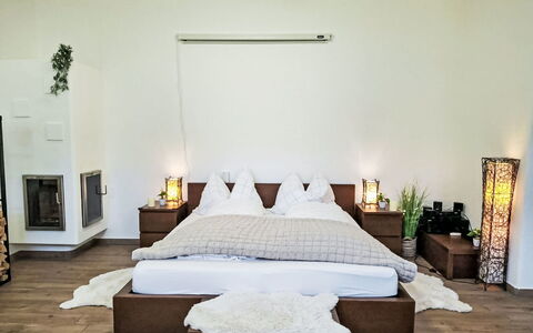 Bergzeit-Stoder: Furniture, Bed, Interior Design, Bedroom, Flooring, Floor, Bedding, Wood, Room, Bed Sheet