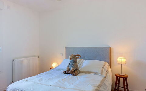 Alp'In: Bed, Furniture, Bedding, Interior Design, Bedroom, Bed Sheet, Wall, Flooring, Floor, Wood