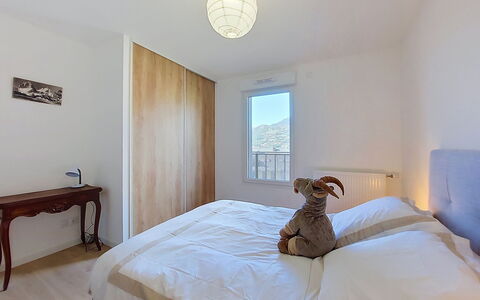 Alp'In: Bed, Bedroom, Bedding, Furniture, Interior Design, Wall, Bed Sheet, Wood, Flooring, Floor